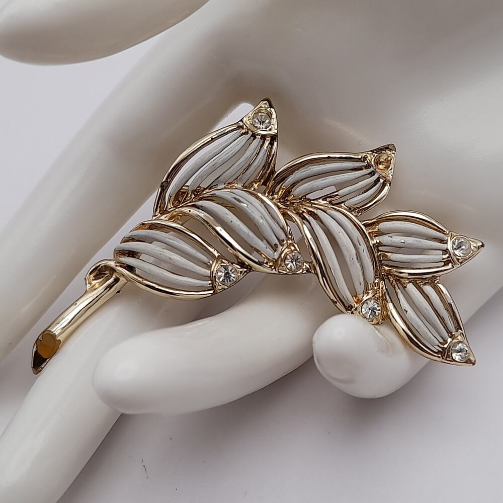 Vintage 1950s White Enamel Gold Tone Leaves Brooch